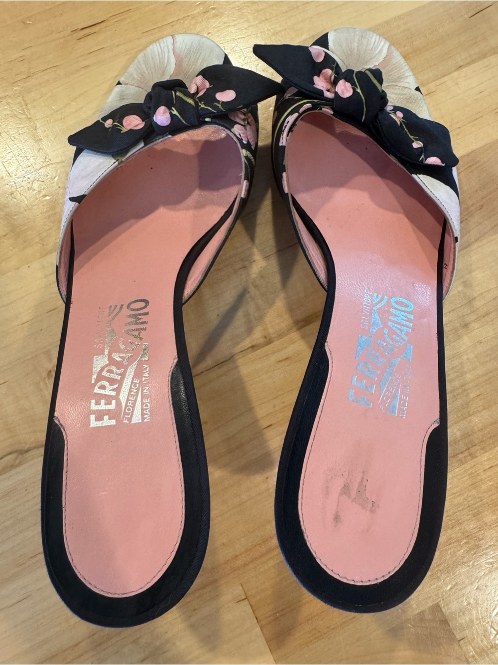 Salvatore Ferragamo Floral Bow Slide Kitten heels in Pink and Black - Picture 3 of 6